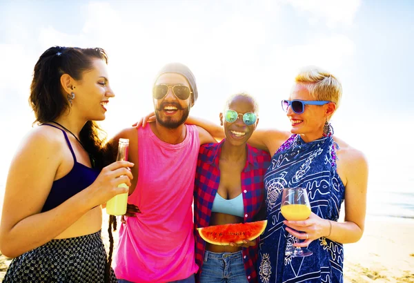 Freunde hängen bei Outdoor-Party ab — Stockfoto