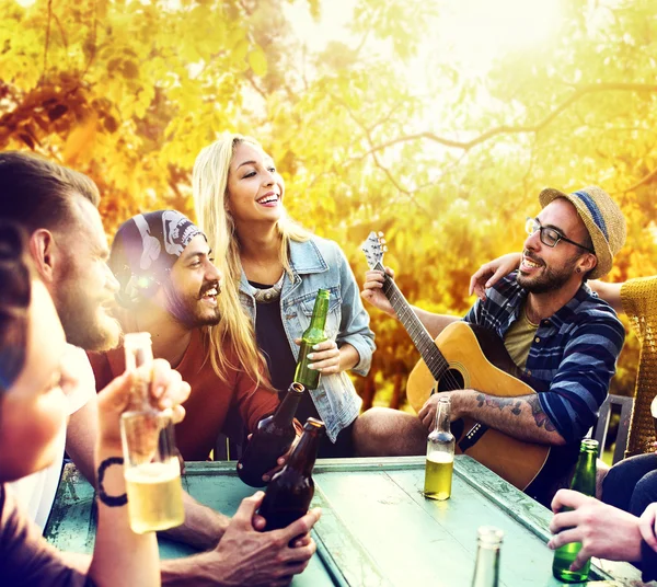 Amigos pasando el rato en la fiesta al aire libre —  Fotos de Stock