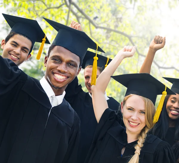 Estudantes celebrando o conceito de graduação — Fotografia de Stock