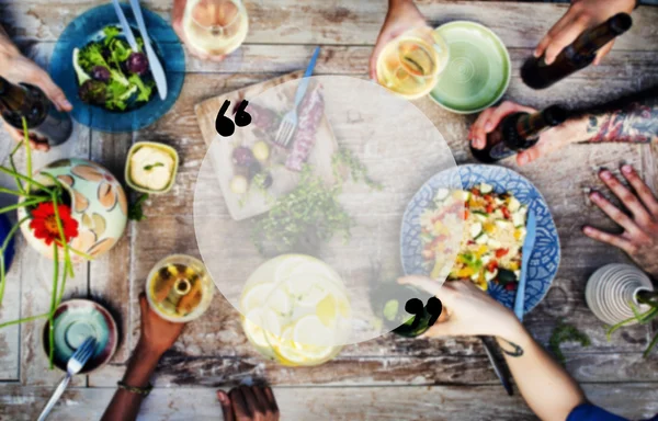 Alimentos y bebidas en la mesa — Foto de Stock