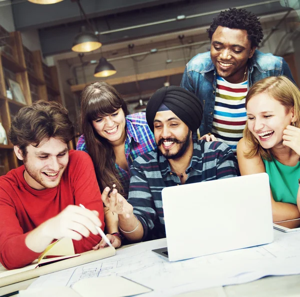 Grupo de personas diversas que trabajan juntas — Foto de Stock