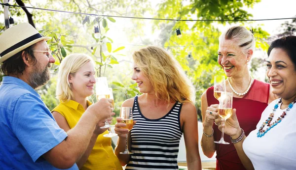 Diverse mensen buiten — Stockfoto