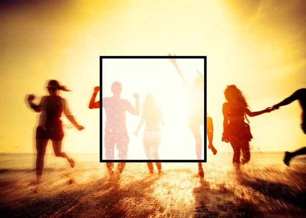 Happy friends having fun on the beach — Stock Photo, Image