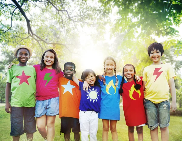 Kinderen vriendschap en saamhorigheid — Stockfoto