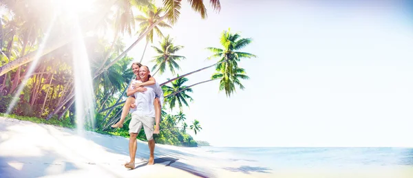 Paar beim Sommer-Beach-Dating — Stockfoto