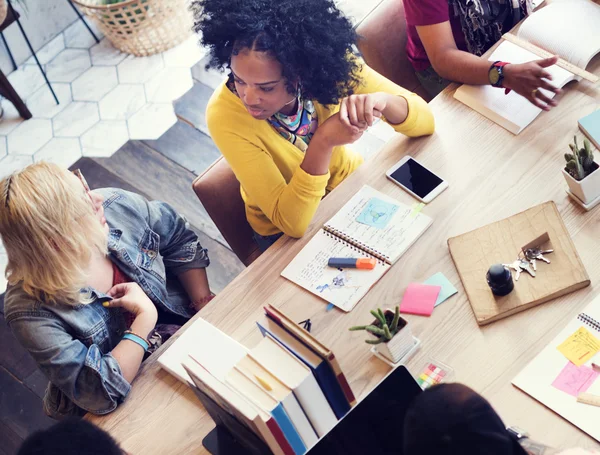 Business people brainstorming in ufficio — Foto Stock