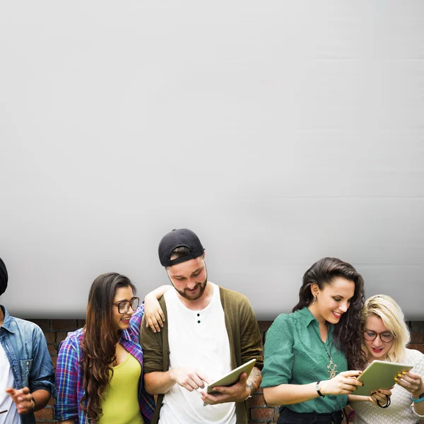 College students using wireless devices — Stock Photo, Image