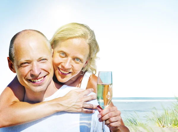 Paar op zomer strand Dating Concept — Stockfoto