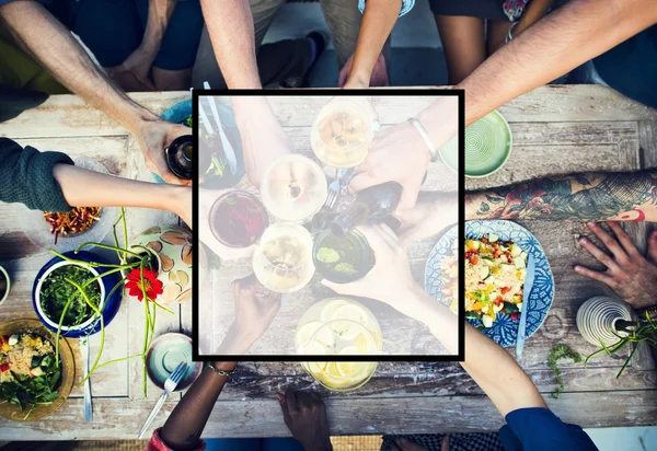 Alimentos y bebidas en la mesa — Foto de Stock