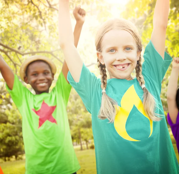 Kinderen vriendschap en saamhorigheid — Stockfoto