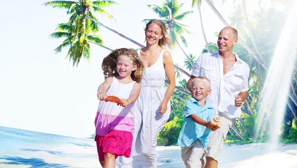 Famiglia in spiaggia, Concetto estivo — Foto Stock