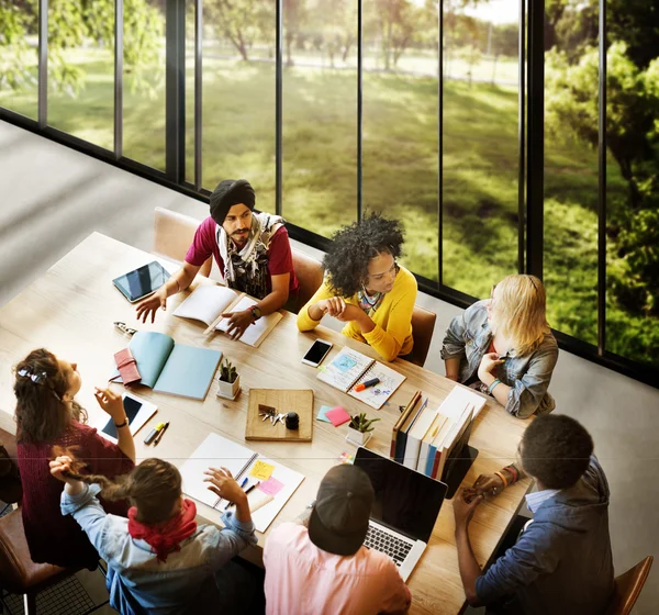 Gruppo di persone diverse che lavorano insieme — Foto Stock