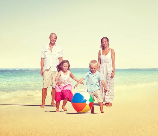 Familie mit Kindern im Strandkonzept — Stockfoto