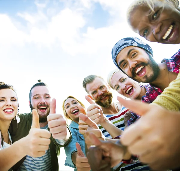 Přátelé se palec nahoru pospolitosti Fun Concept — Stock fotografie