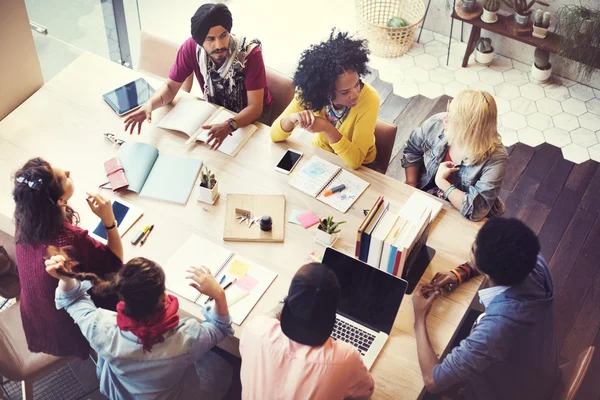 Grupo de pessoas diversas trabalhando juntas — Fotografia de Stock