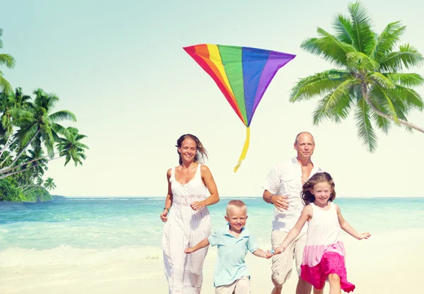 Семья на пляже, Летняя концепция — стоковое фото