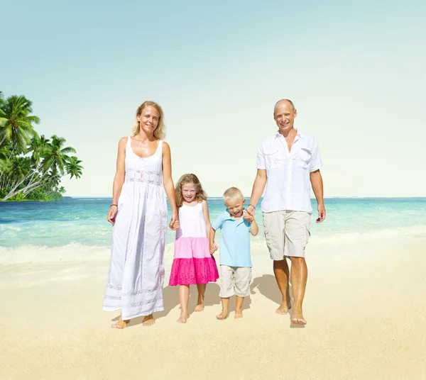 Familia en la playa, Concepto de verano —  Fotos de Stock
