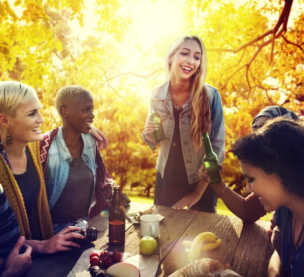 Amigos pasando el rato en la fiesta al aire libre —  Fotos de Stock