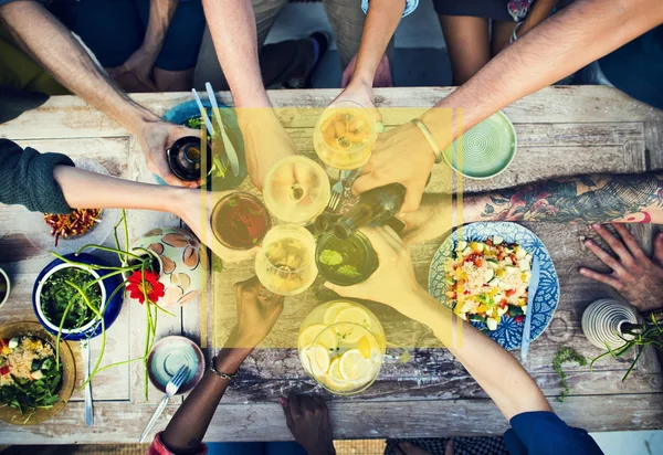 Comida e bebida na mesa — Fotografia de Stock