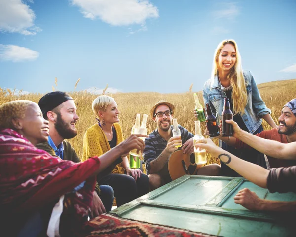 Amis traînant à la fête en plein air — Photo