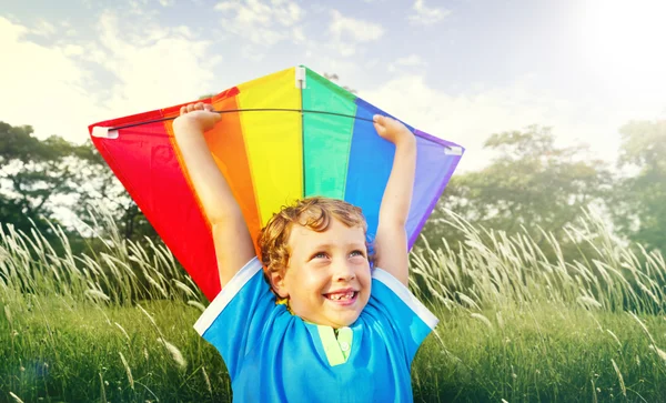 Pequeño niño jugando cometa — Foto de Stock