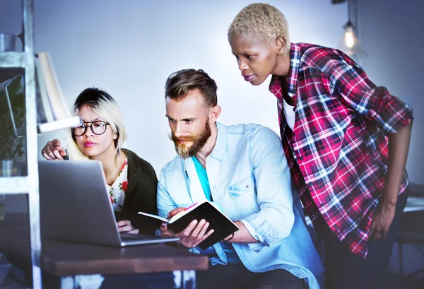 Gente de negocios lluvia de ideas en la oficina —  Fotos de Stock