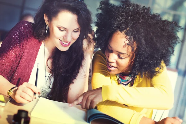 Studentinnen lernen im Klassenzimmer — Stockfoto