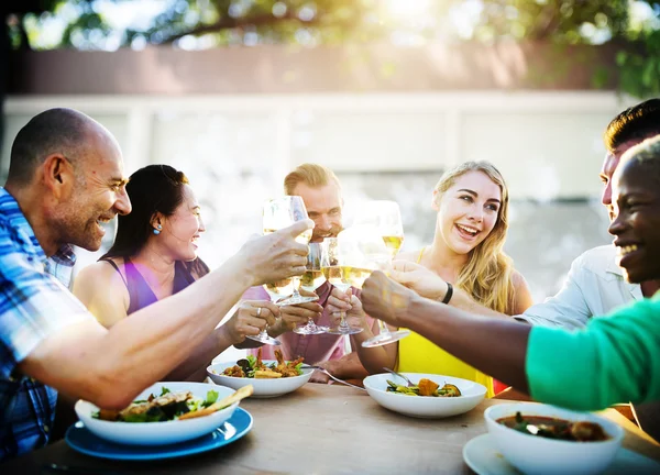 Vrienden opknoping uit bij Outdoors partij — Stockfoto