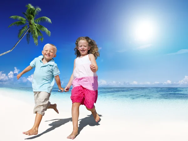 Broer en zus op strand, reizen Concept — Stockfoto
