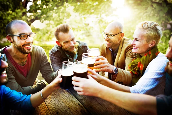 Amigos pasando el rato en la fiesta al aire libre —  Fotos de Stock