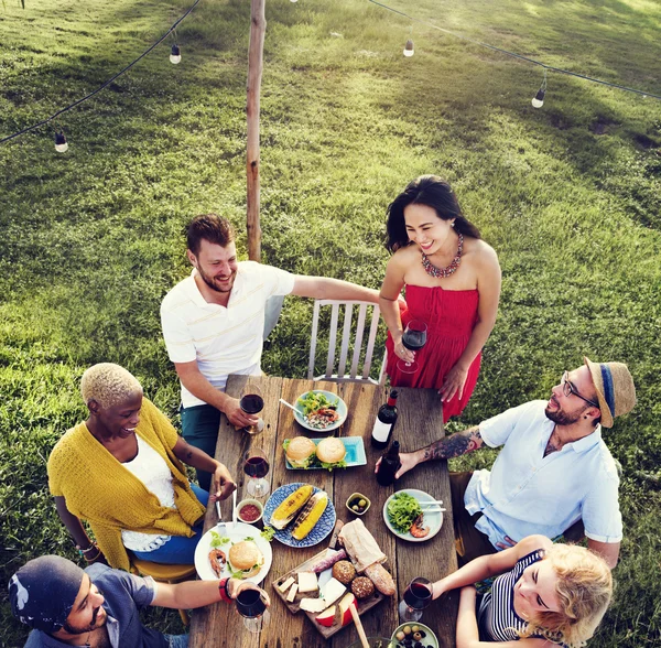 Människor har lunch utomhus — Stockfoto