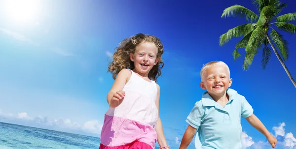 Bruder und Schwester beim Strandkonzept — Stockfoto