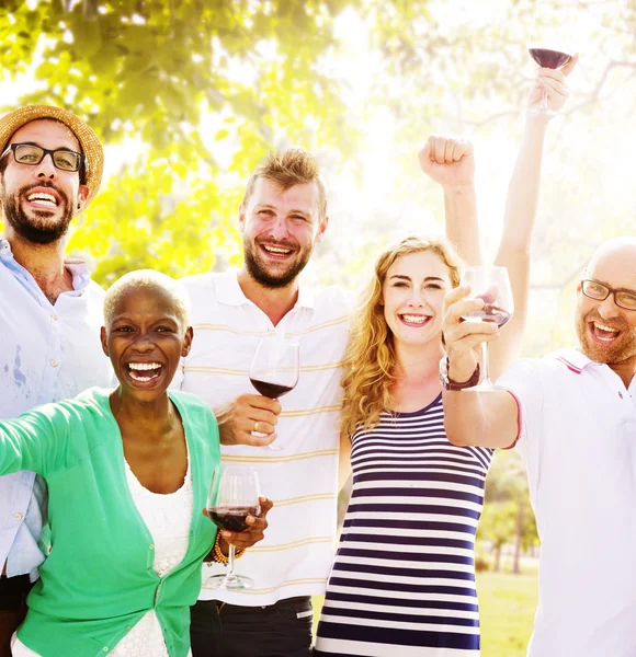 Personas almorzando al aire libre — Foto de Stock