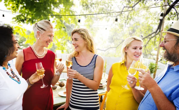 Diverse mensen buiten — Stockfoto