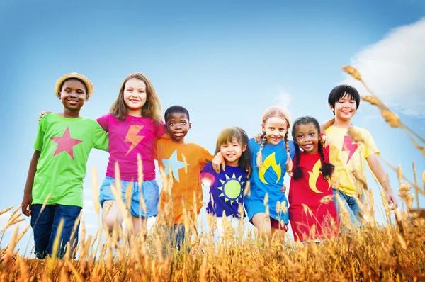 Kinderen vriendschap en saamhorigheid — Stockfoto