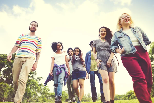 Amigos alegres caminando en el parque — Foto de Stock