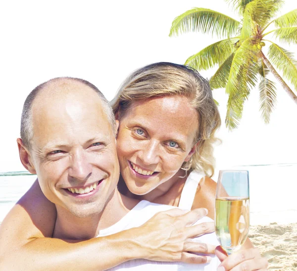 Paar op het strand, Love Island Concept — Stockfoto