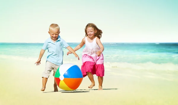 Bambini che giocano al Beach Concept — Foto Stock