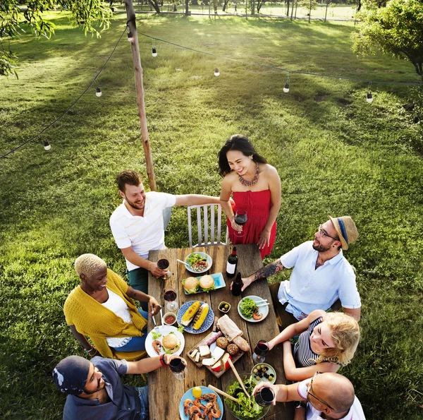 Vänner maten utomhus — Stockfoto