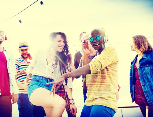 Vinculación de amistad en el concepto de playa — Foto de Stock