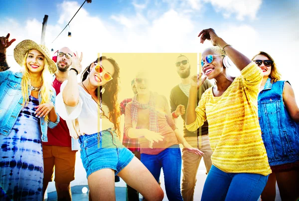 Cheerful friends hanging out on the beach party — Stock Photo, Image