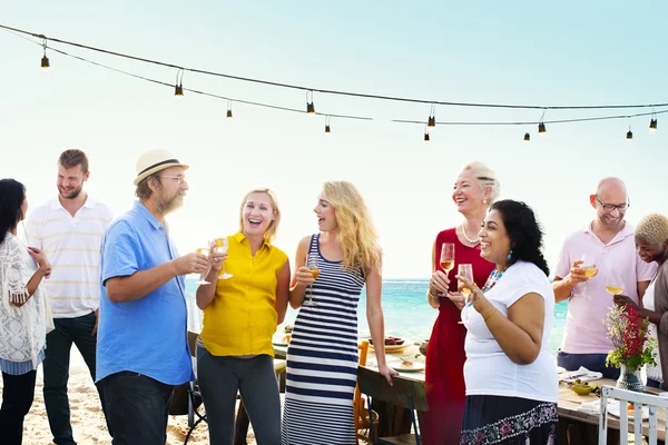 Diverse persone all'aperto — Foto Stock