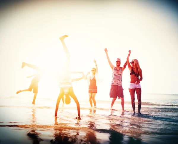 快乐的朋友在海滩上玩得开心 — 图库照片