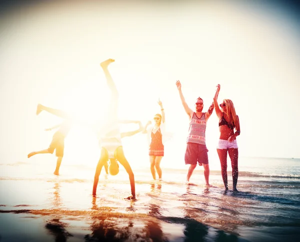 Amigos felizes se divertindo na praia — Fotografia de Stock