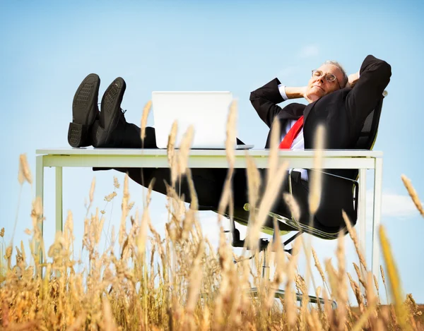 Affärsman avkoppling frihet — Stockfoto