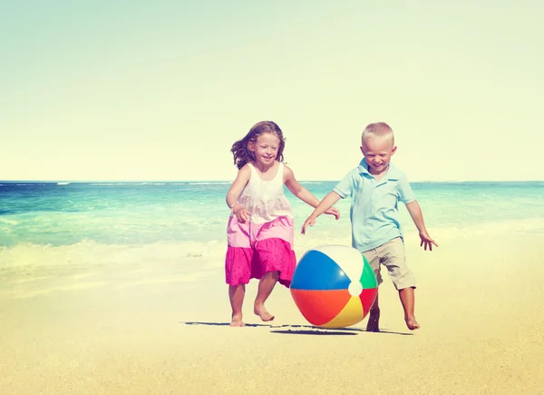 Gyermekek játszanak a strand koncepció — Stock Fotó