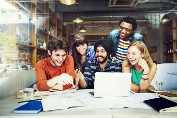 Gruppo di persone diverse che lavorano insieme — Foto Stock