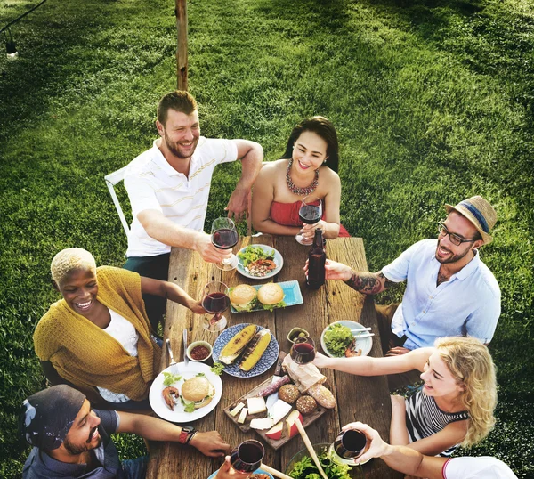 Människor har lunch i trädgården — Stockfoto