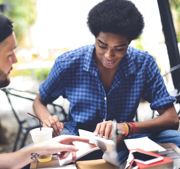 Studenten lernen gemeinsam — Stockfoto