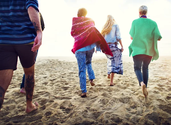 Gelukkig vrienden hebben plezier op het strand — Stockfoto